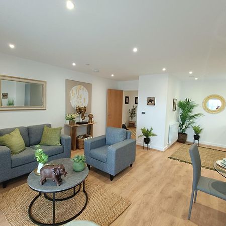 Snuggle Inn - Riverside Apartments - Views Over Looking London River Thames, Close To O2 Arena, London Excel, London City Airport, Thames Clipper- River Boat Service, Woolwich Ferry, Onsite Parking, Twin Room Option Available Exteriör bild