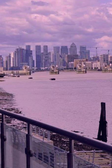 Snuggle Inn - Riverside Apartments - Views Over Looking London River Thames, Close To O2 Arena, London Excel, London City Airport, Thames Clipper- River Boat Service, Woolwich Ferry, Onsite Parking, Twin Room Option Available Exteriör bild