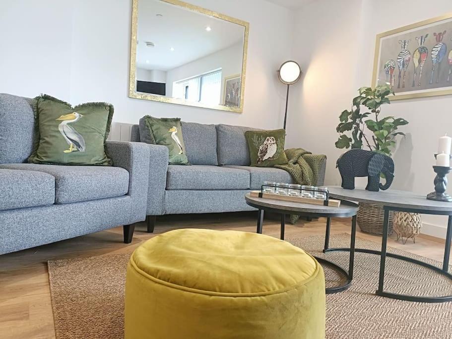 Snuggle Inn - Riverside Apartments - Views Over Looking London River Thames, Close To O2 Arena, London Excel, London City Airport, Thames Clipper- River Boat Service, Woolwich Ferry, Onsite Parking, Twin Room Option Available Exteriör bild
