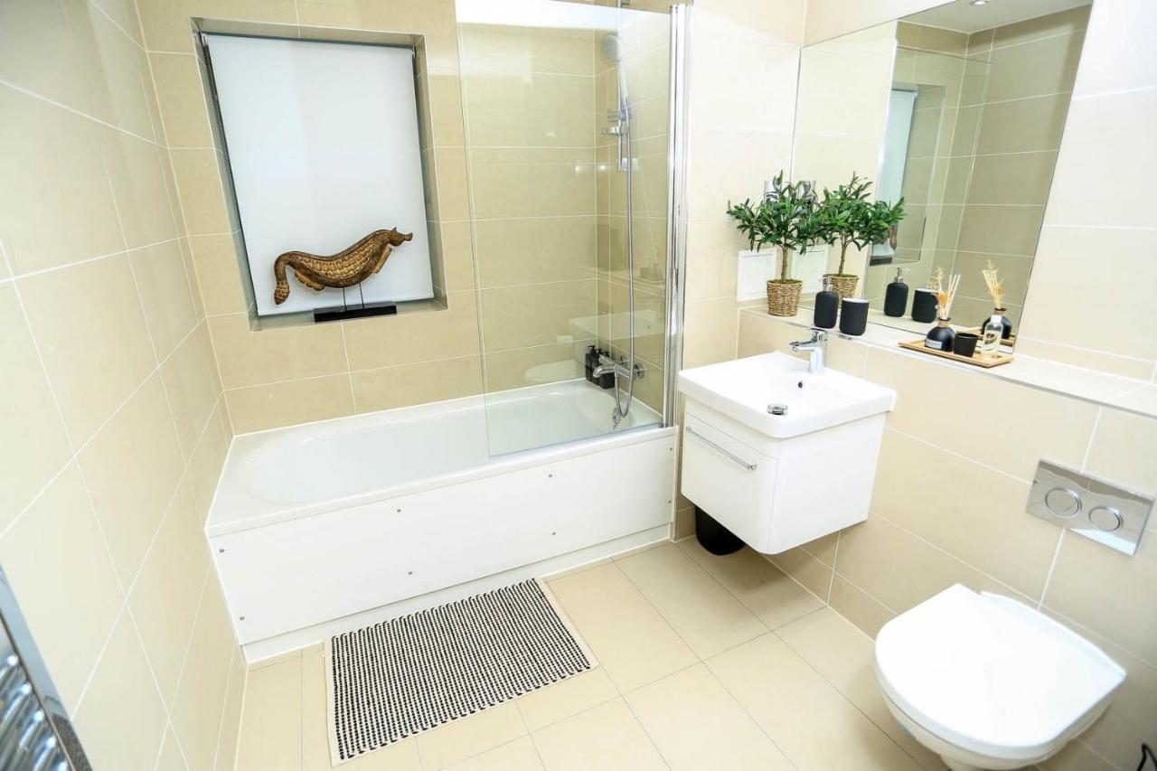 Snuggle Inn - Riverside Apartments - Views Over Looking London River Thames, Close To O2 Arena, London Excel, London City Airport, Thames Clipper- River Boat Service, Woolwich Ferry, Onsite Parking, Twin Room Option Available Exteriör bild