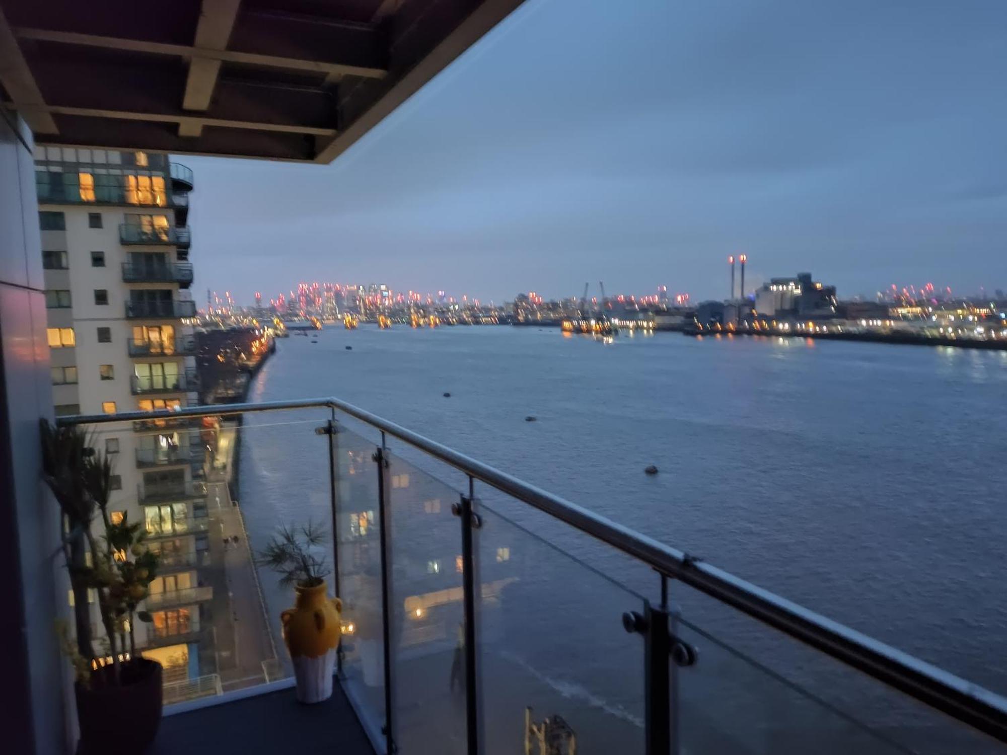 Snuggle Inn - Riverside Apartments - Views Over Looking London River Thames, Close To O2 Arena, London Excel, London City Airport, Thames Clipper- River Boat Service, Woolwich Ferry, Onsite Parking, Twin Room Option Available Exteriör bild