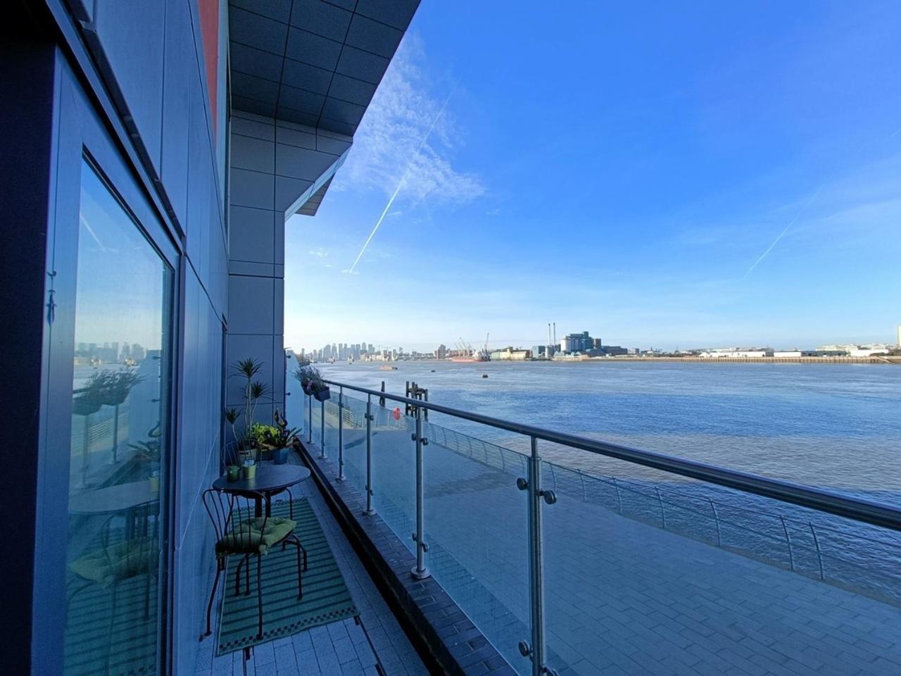 Snuggle Inn - Riverside Apartments - Views Over Looking London River Thames, Close To O2 Arena, London Excel, London City Airport, Thames Clipper- River Boat Service, Woolwich Ferry, Onsite Parking, Twin Room Option Available Exteriör bild