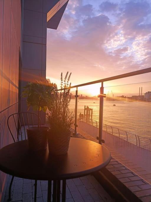 Snuggle Inn - Riverside Apartments - Views Over Looking London River Thames, Close To O2 Arena, London Excel, London City Airport, Thames Clipper- River Boat Service, Woolwich Ferry, Onsite Parking, Twin Room Option Available Exteriör bild