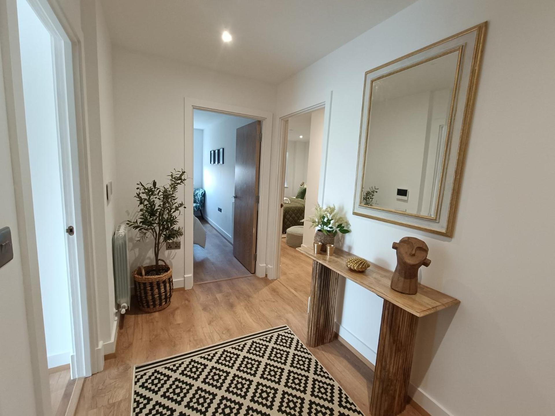 Snuggle Inn - Riverside Apartments - Views Over Looking London River Thames, Close To O2 Arena, London Excel, London City Airport, Thames Clipper- River Boat Service, Woolwich Ferry, Onsite Parking, Twin Room Option Available Exteriör bild